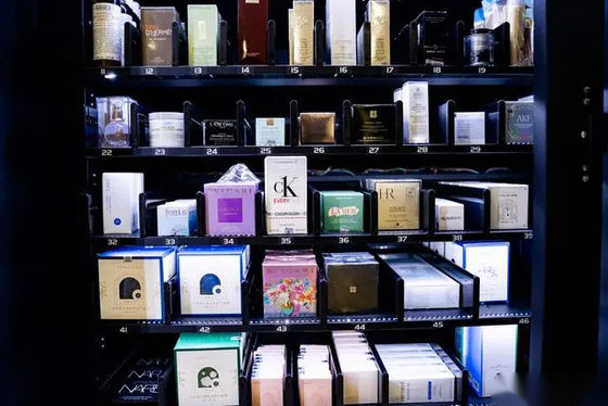 เครื่องขายสินค้าดูแลผิวหนังอัตโนมัติกล่องตาบอดขนาดใหญ่ พร้อมโฆษณาดิจิตอลจอสัมผัส 32 นิ้ว