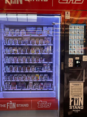 อุปกรณ์ขายเองขนาดสูง 21.5 นิ้วจอสัมผัสและ 6 ชั้น * 10 สล็อต ความจุสําหรับกรณีลูกค้า